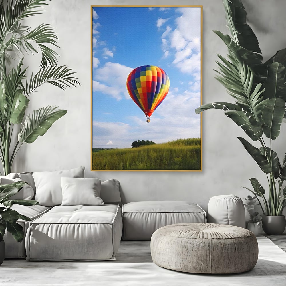 Tablou canvas cu tablou canvas cu balon cu aer cald, in rama de aluminiu auriu, pe perete intr-un living